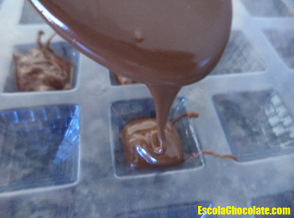 preenchendo a forminha com chocolate