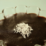 Pudim de chocolate decorado com raspas de chocolate branco