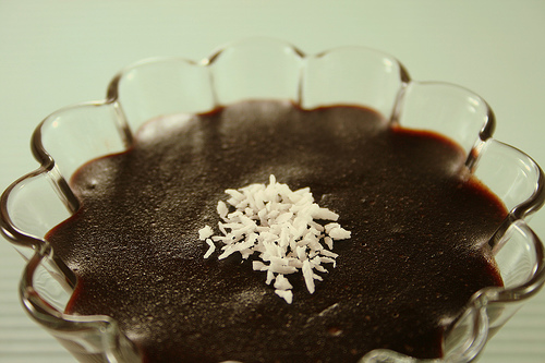 Pudim de chocolate decorado com raspas de chocolate branco