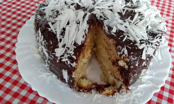 Bolo com prestígio e brigadeiro: receita fácil passo-a-passo