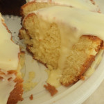 Receita de bolo de iogurte com creme de chocolate branco