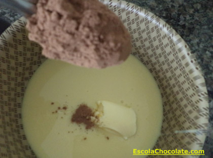 receita de palha italina e ingredientes na panela