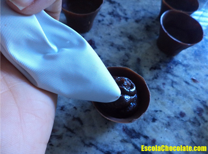 recheando o vasinho de chocolate