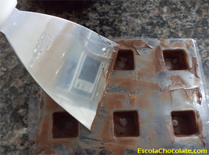 retirando excesso de chocolate