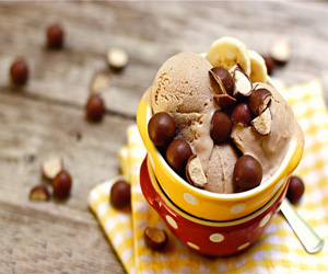 sorvete de banana com chocolate