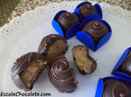 trufas de amendoim banhado no chocolate amargo