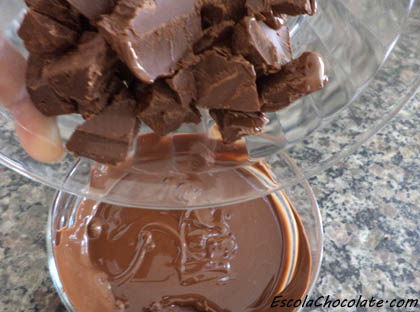 unir as duas partes do chocolate